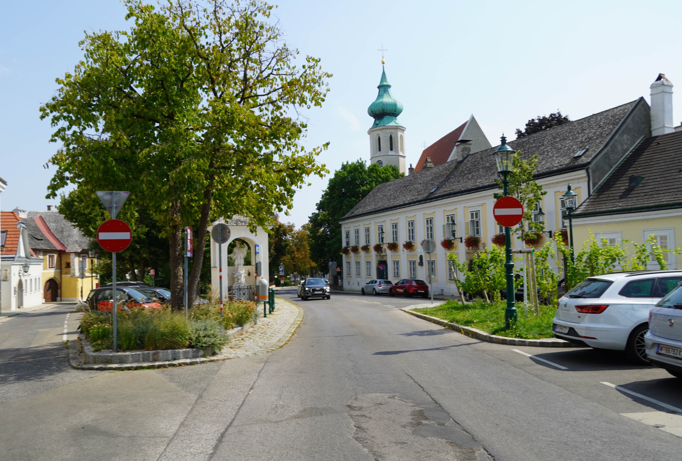 Himmelstraße in the centre of Grinzing, with the green-domed parish church tower and old wine tavern houses